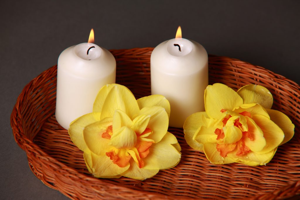 Aromatherapy scented candles with flowers. Pexels stock photo